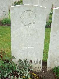 Etaples Military Cemetery - Lloyd, W H